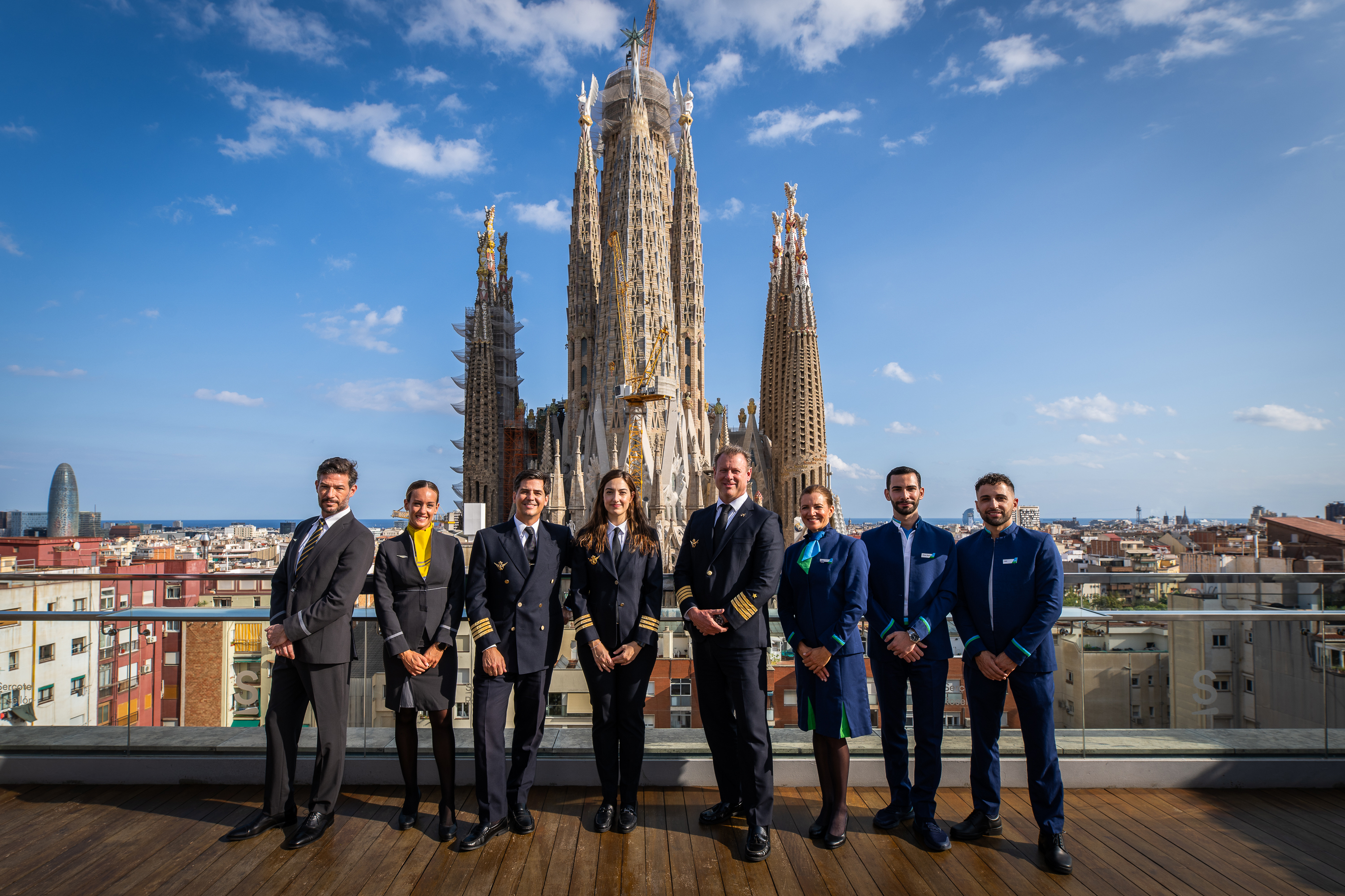 LEVEL and Vueling cabin crew and pilots posing on a Barcelona rooftop